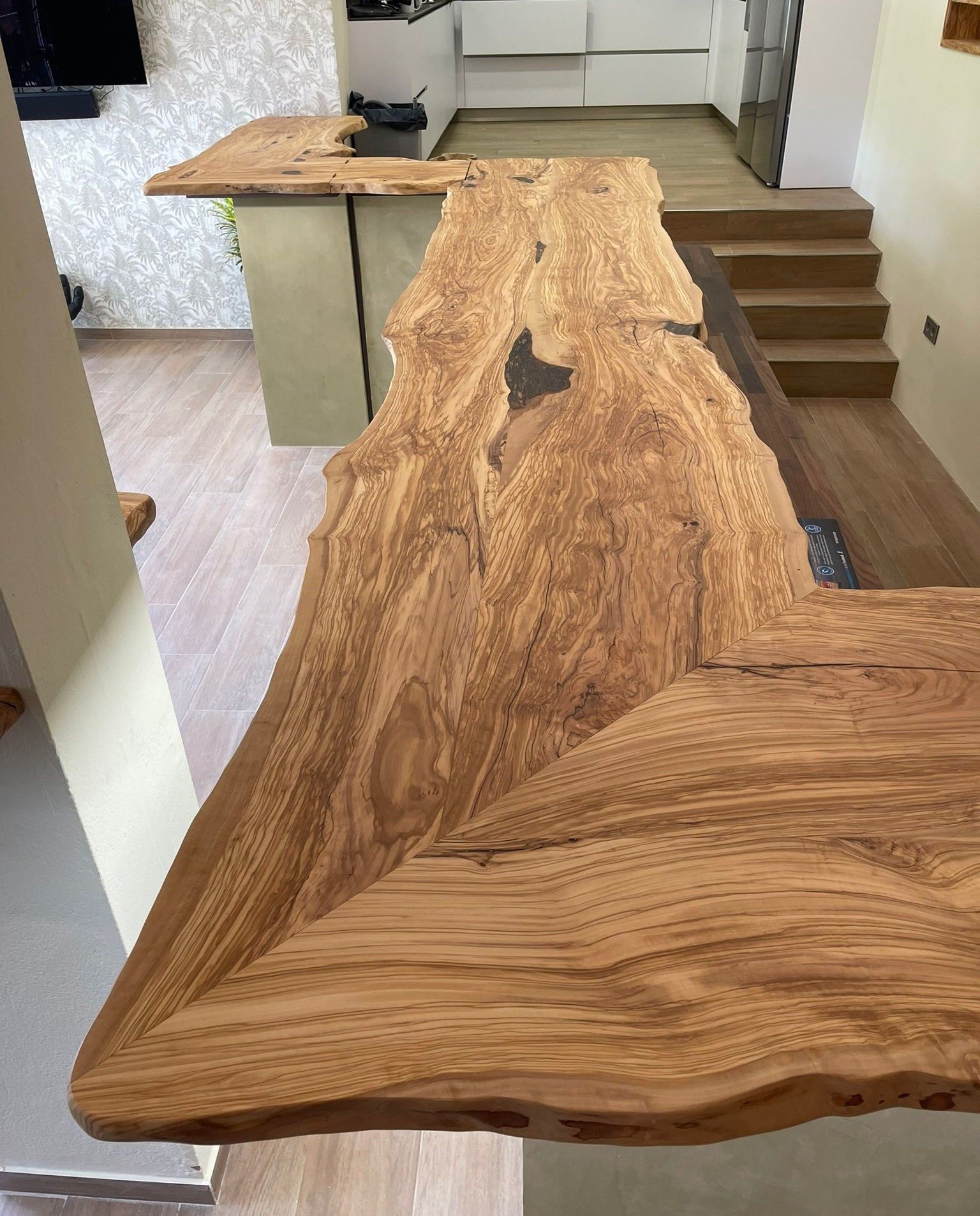 Dessus de bar en bois brut, bords naturels. Sur mesure. Effet saisissant.