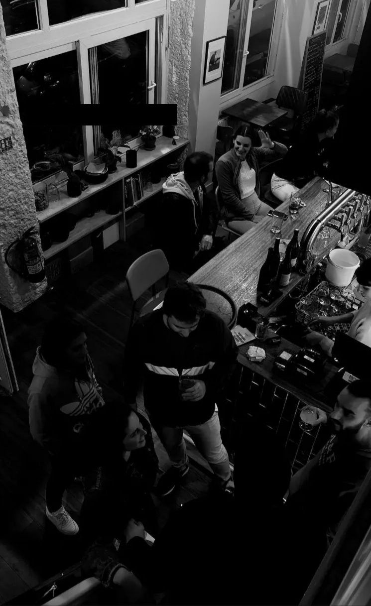 Comptoir bois xxl pour bar. Installé à Lyon dans une brasserie. Très résistant aux liquides. Sans entretien.