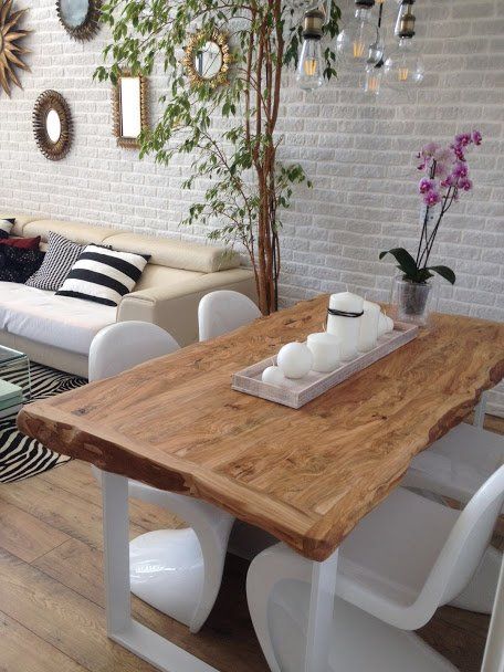 Mange-debout en bois brut, bords irréguliers.