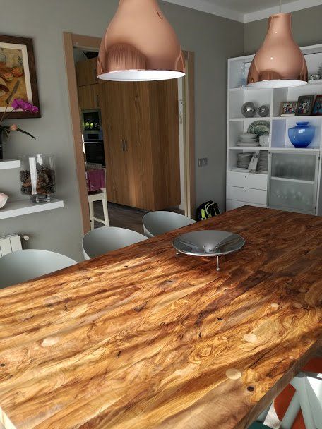 Table à manger en bois d'olivier massif