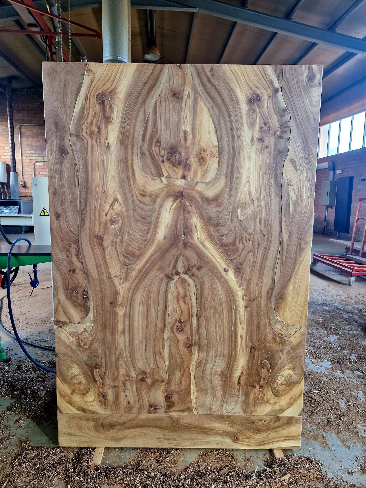 Plateau de table en noyer massif créé à partir de planches brutes discontinues