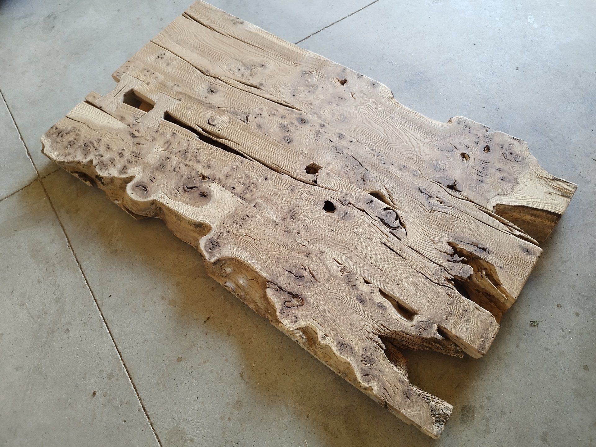 Plateau de table basse original en orme. Formes naturelles surprenantes.