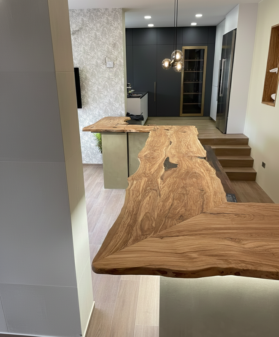 Dessus de bar en bois brut, bords naturels. Sur mesure. Effet saisissant.