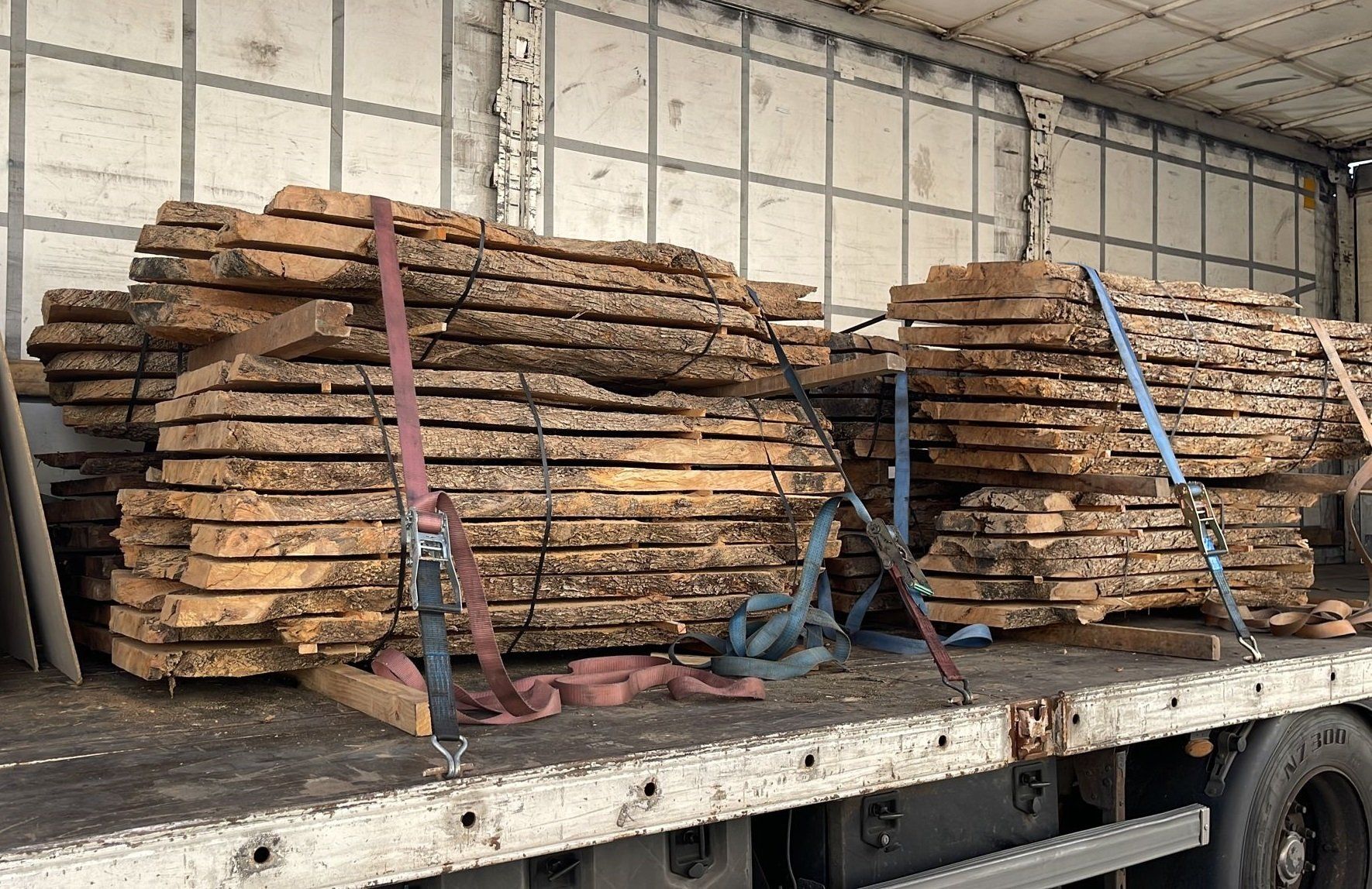 Production de planches brutes de bois olivier. Choix conséquent, toutes les dimensions.