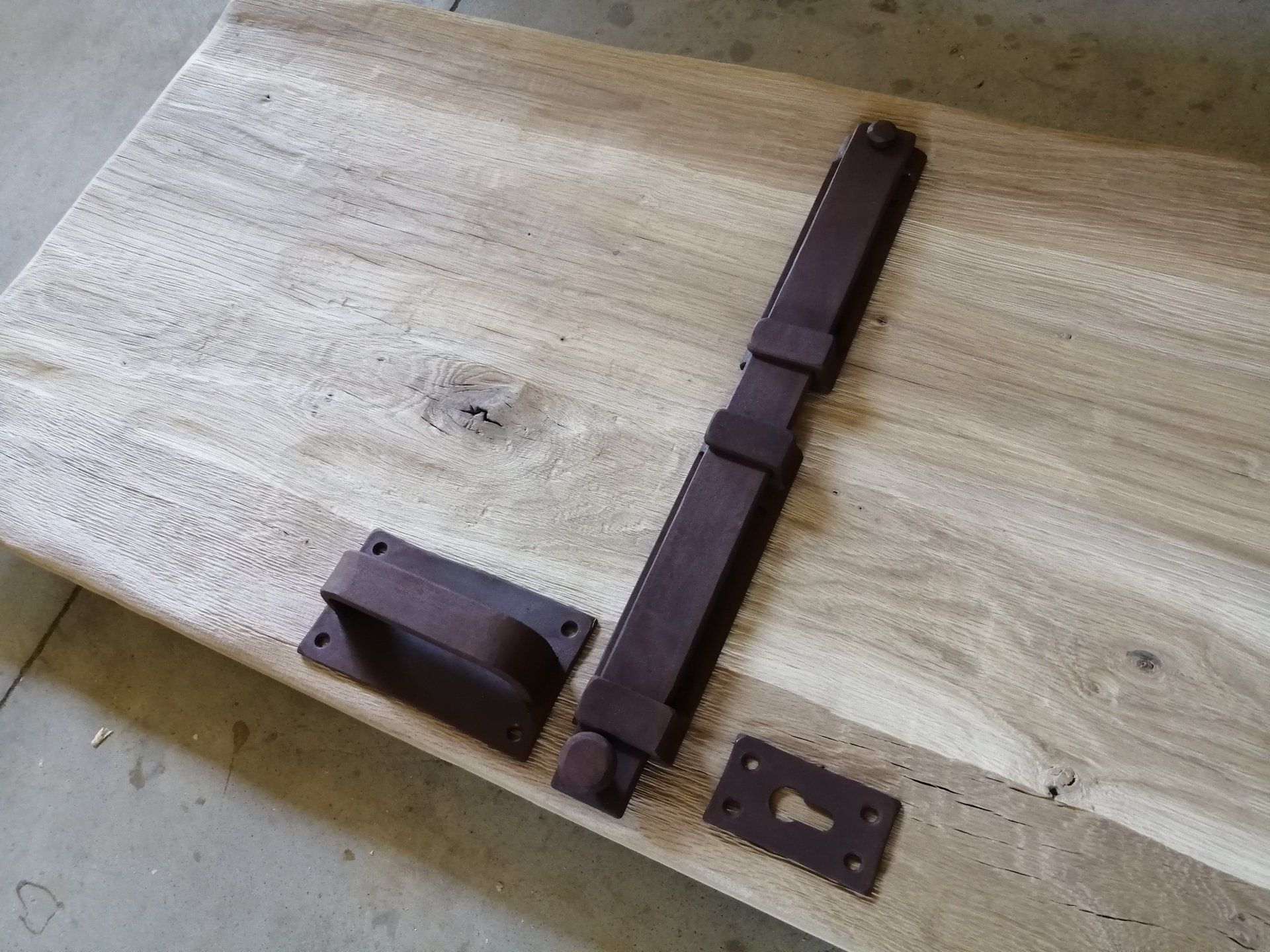 Porte rustique en bois métal fait main. Pour une décoration intérieur intime et chaleureuse.