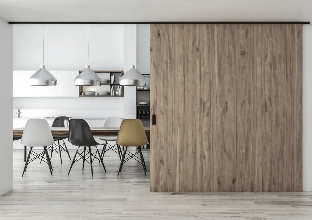 Grande porte coulissante sur mesure en bois massif