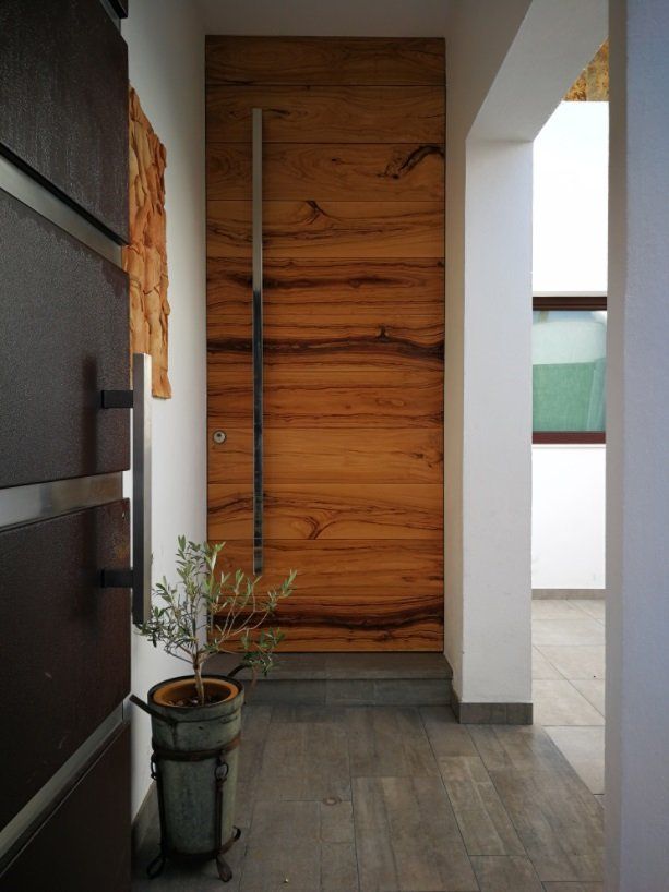 Porte d'entrée sur mesure en bois d'olivier massif