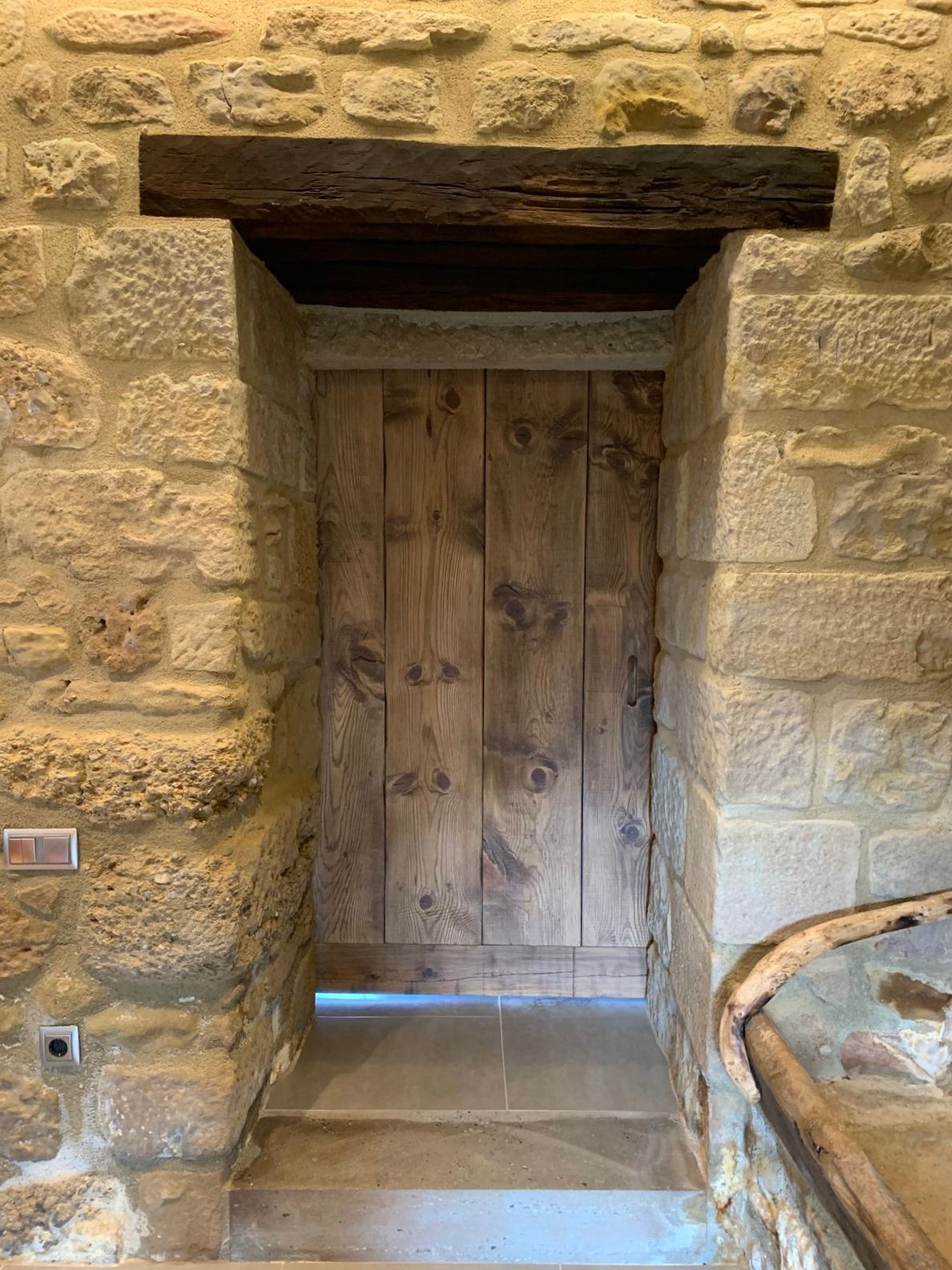 Porte intérieure en bois avec beaucoup de cachet. Sur mesure artisanal.