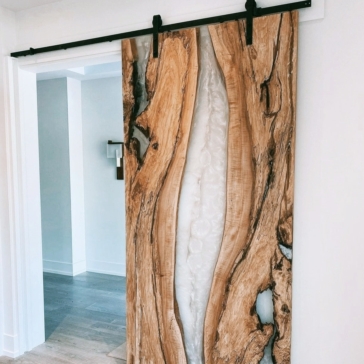 Porte coulissante en bois brut avec résine époxy. Bois d'olivier massif.