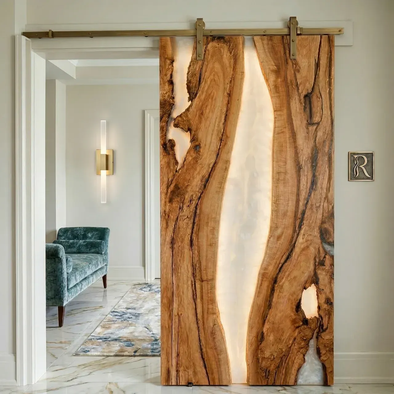 Porte coulissante tronc d'arbre live edge et résine transparente, système complet en acier oxydé sur mesure pour un intérieur de luxe.