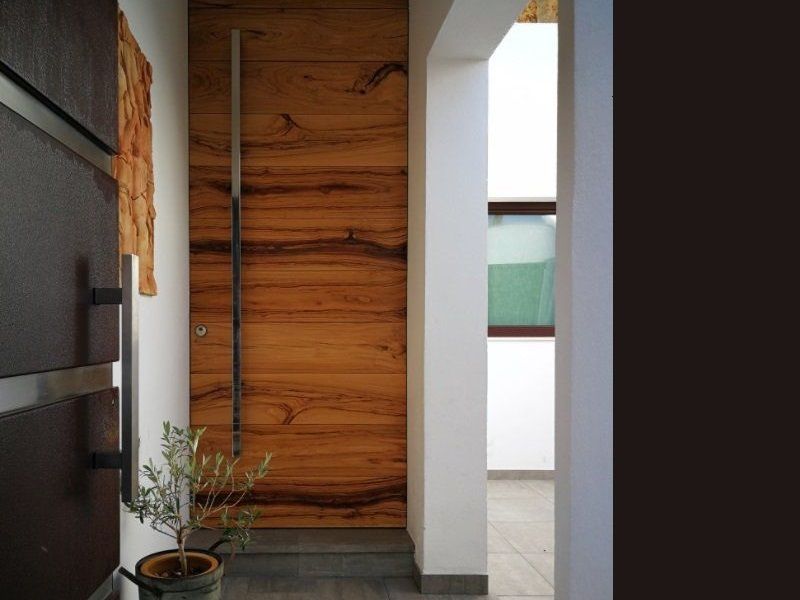 Porte d'entrée sur mesure en bois massif. Bois d'olivier. Artisanat Français.