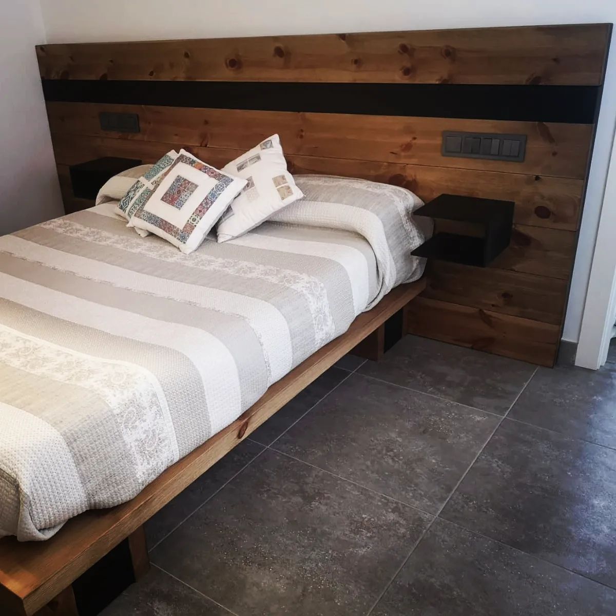 Tête de lit sur mesure en bois et métal avec prises électriques