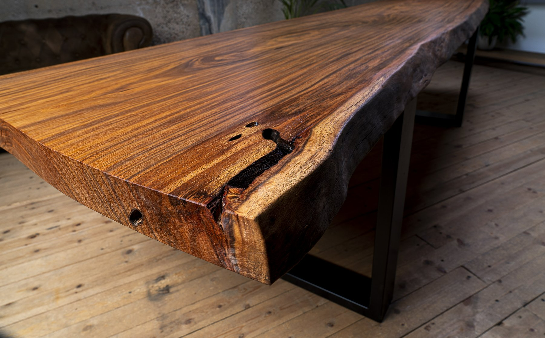 Grande table en bois massif pour 10 à 12 personnes. Bois exotique (tali)