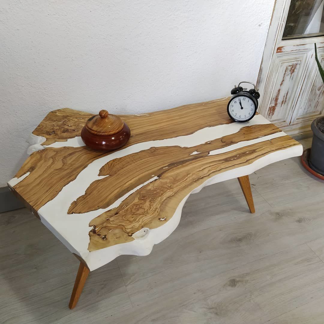 Table basse en bois brut associé de béton ciré blanc.