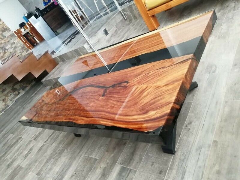 Table rivière résine époxy sur mesure, plateau en bois massif.