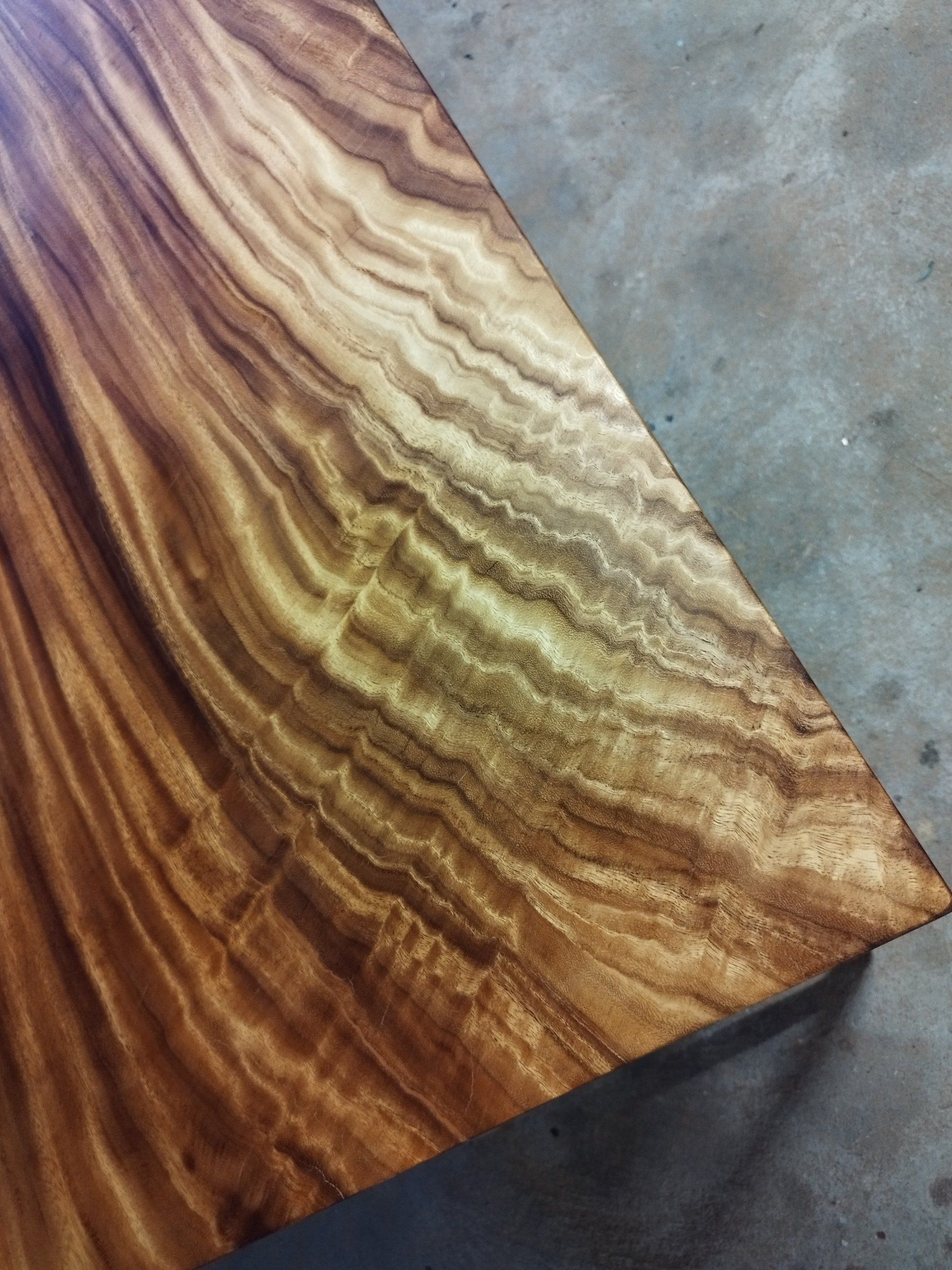 Table bois brut en suar