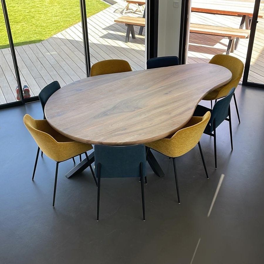 Table en bois massif de noyer en forme de poire (ou goutte d'eau). Pied central métal non encombrant.