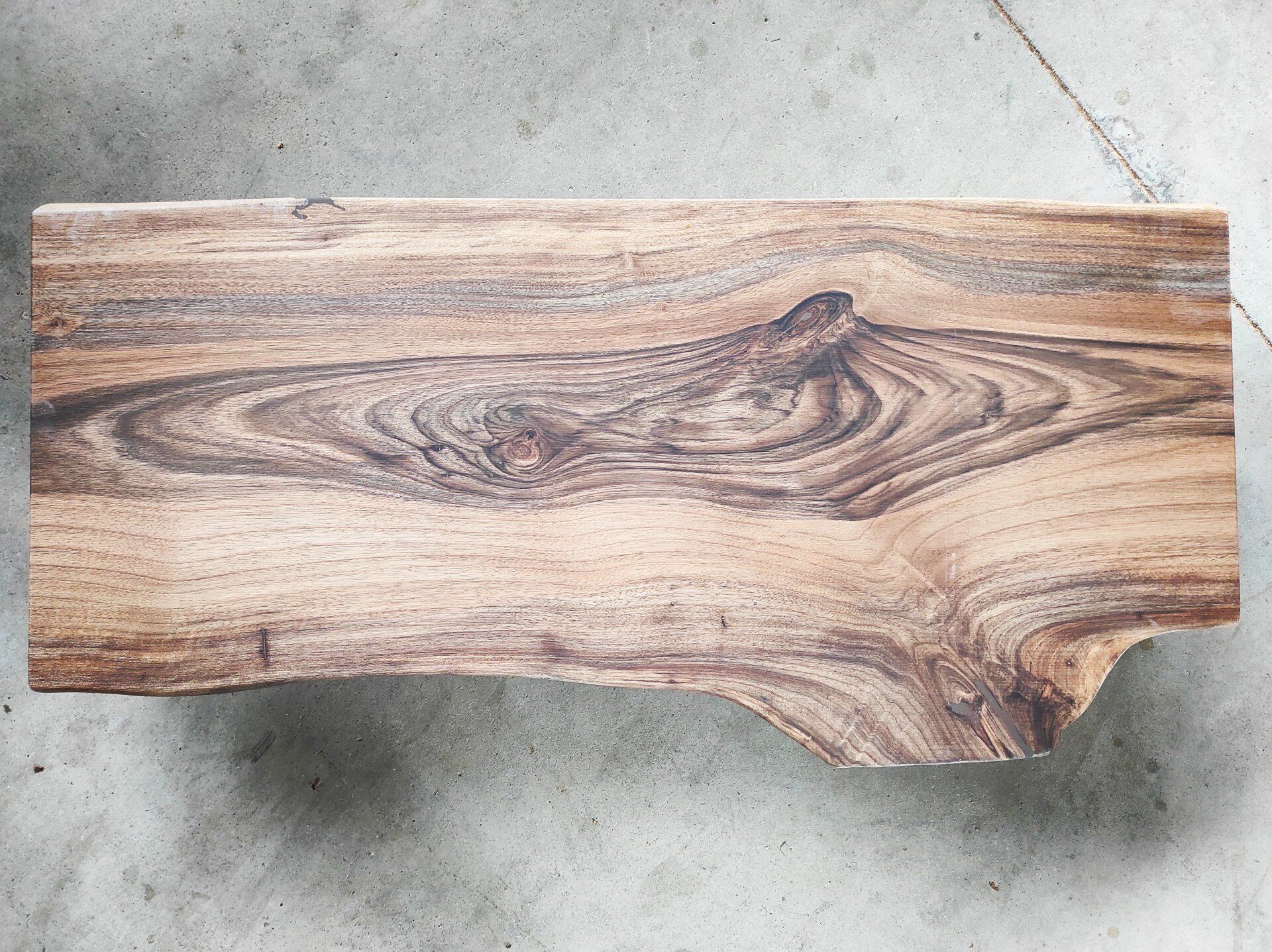Table en bois sur mesure - artisanat FLO TRADING