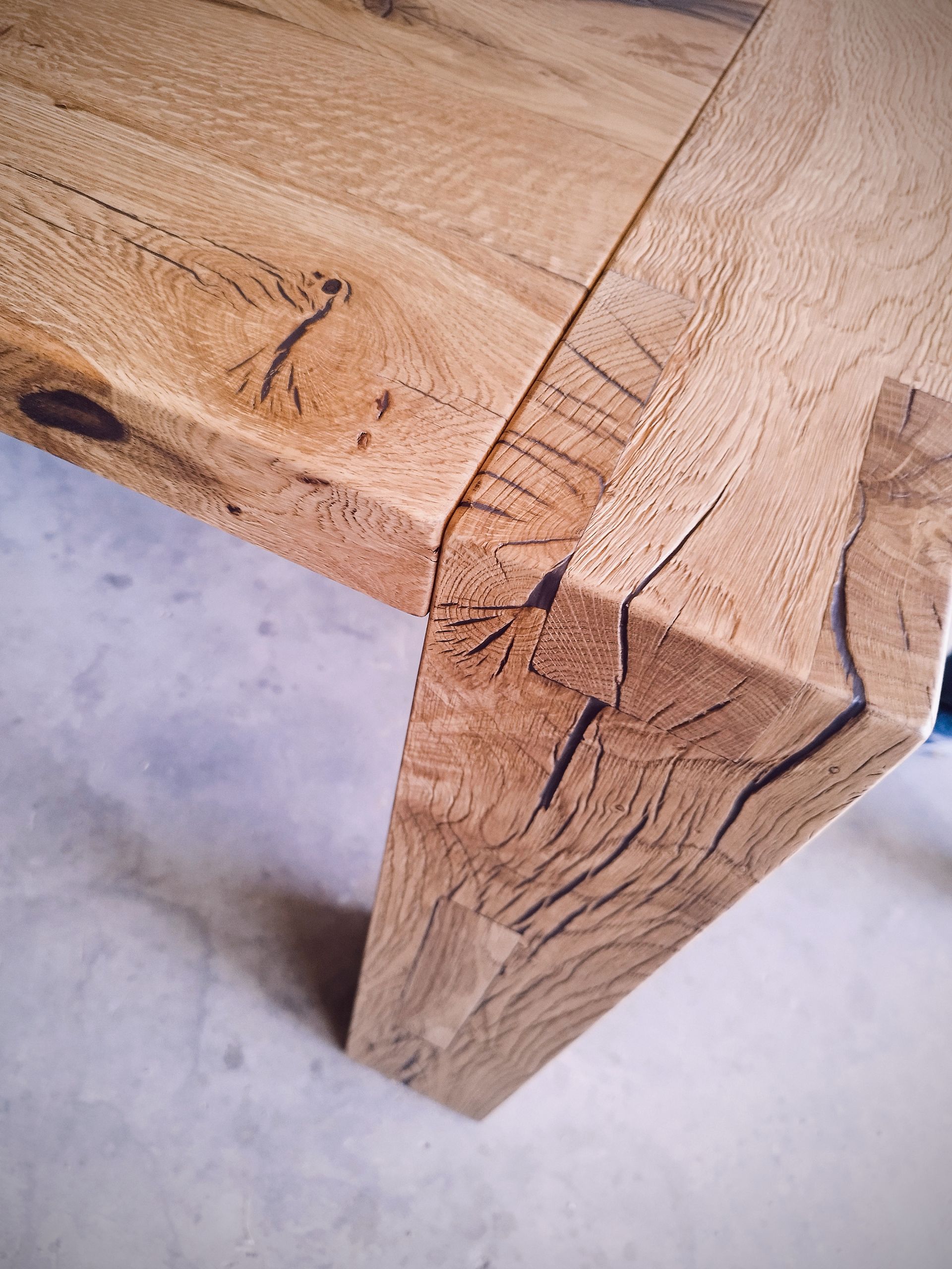 Table en chêne pieds carrés