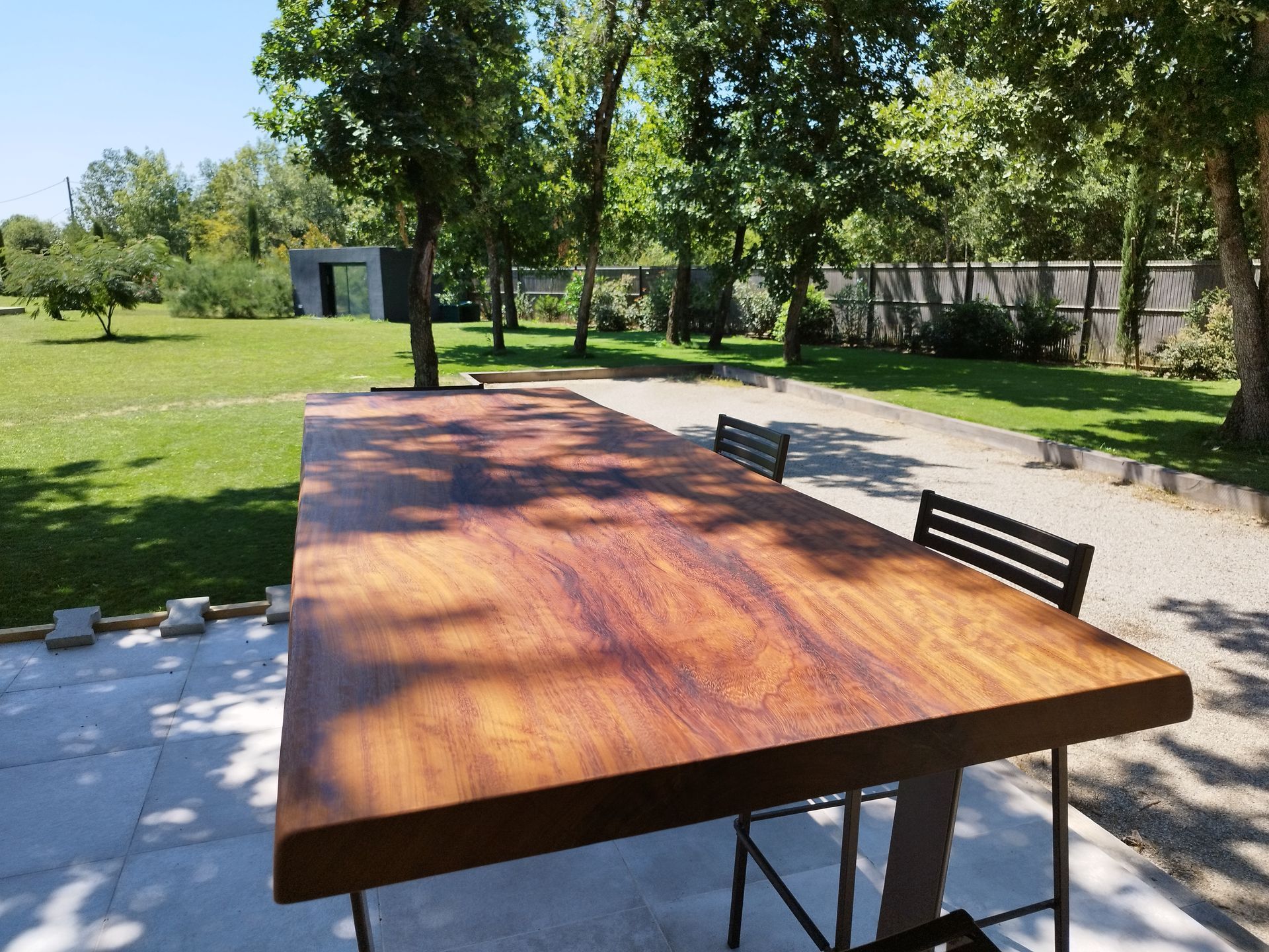 Plateau de table de jardin pour extérieur. Bois exotique d'iroko.