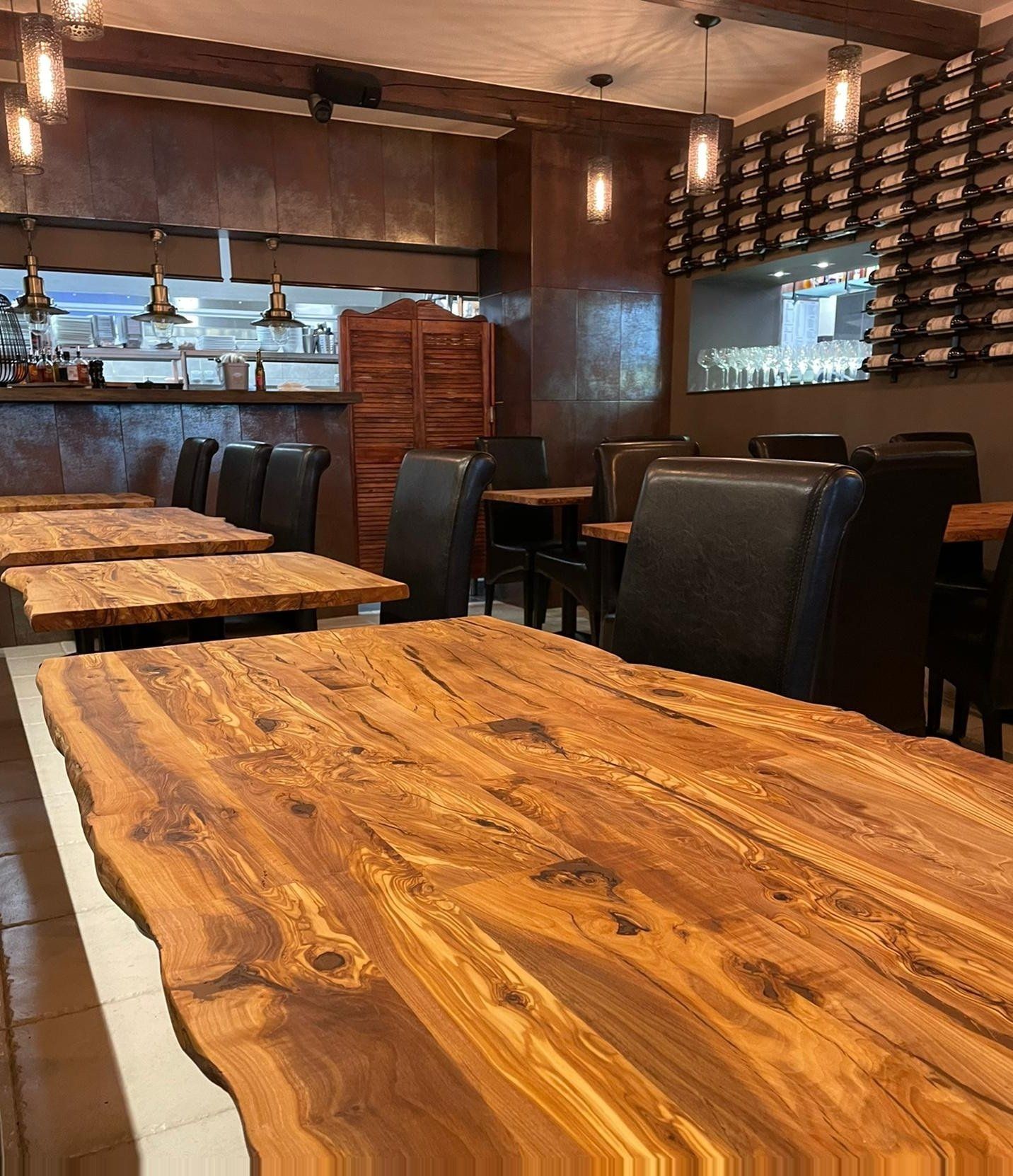 Table de restaurant de qualité en bois massif