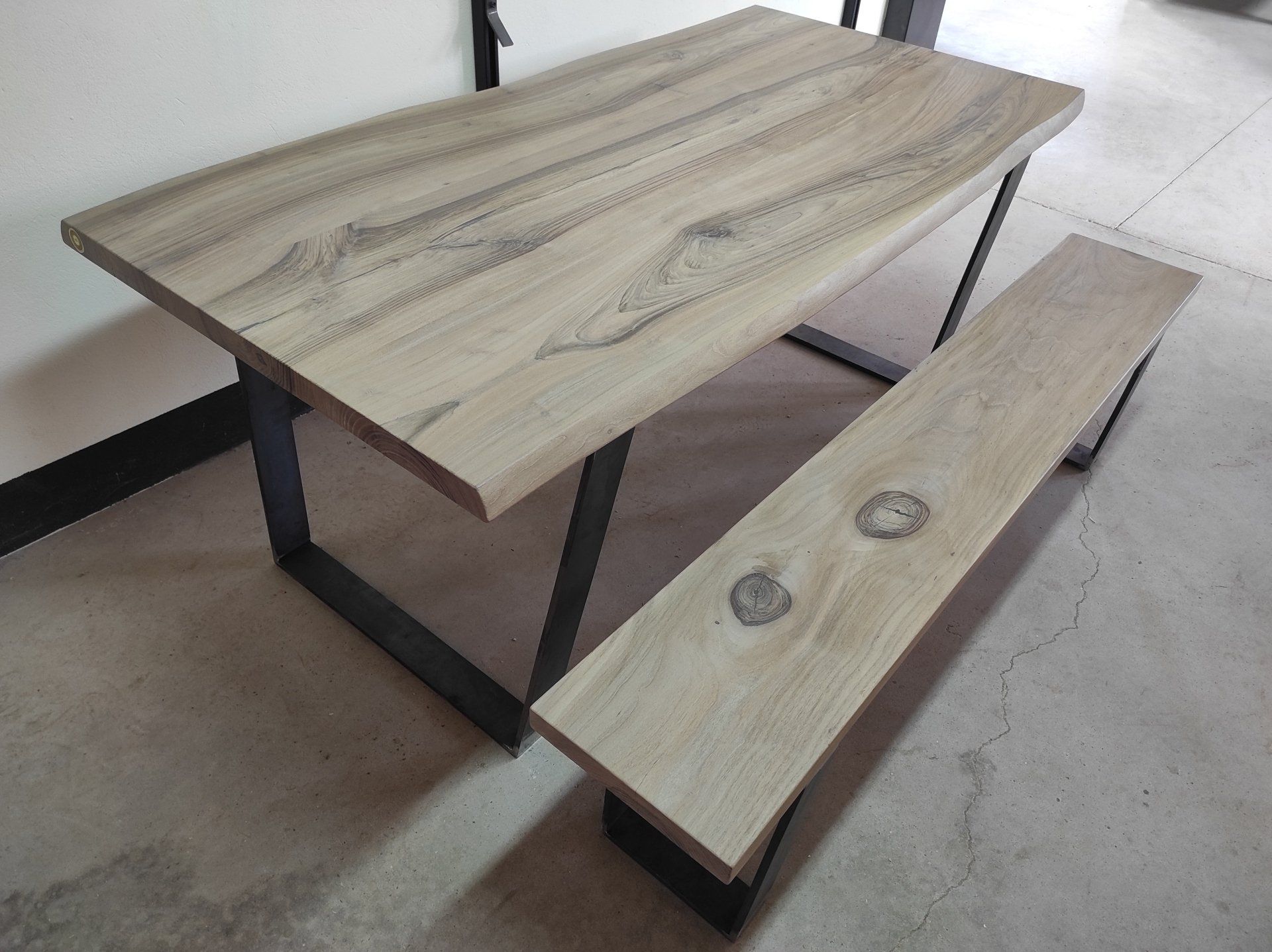 Table de salon en noyer massif + bancs