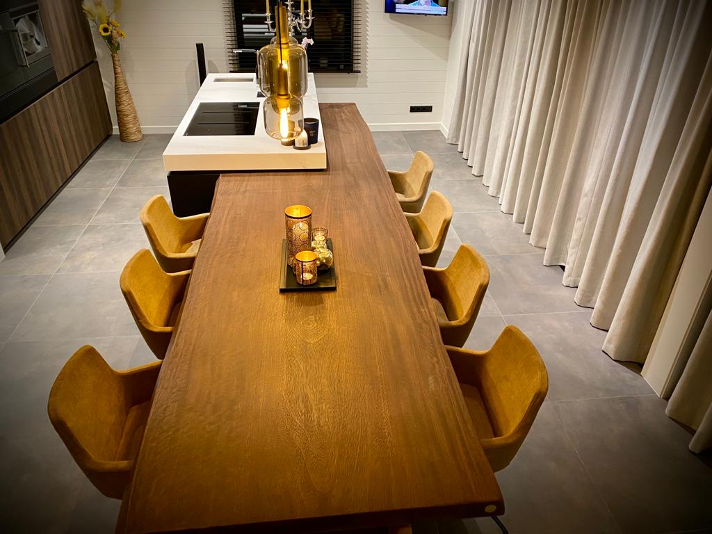 Table en bois d'iroko