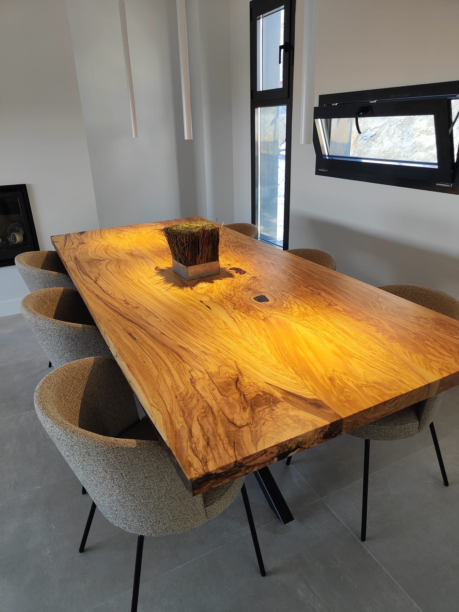 Table en olivier massif fait main, ici implantée dans un restaurant