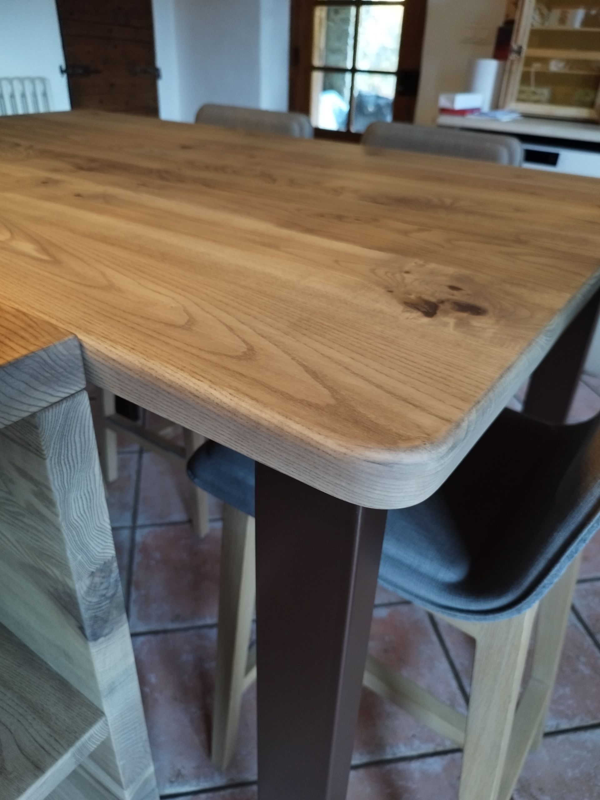 Table en frêne olivier massif