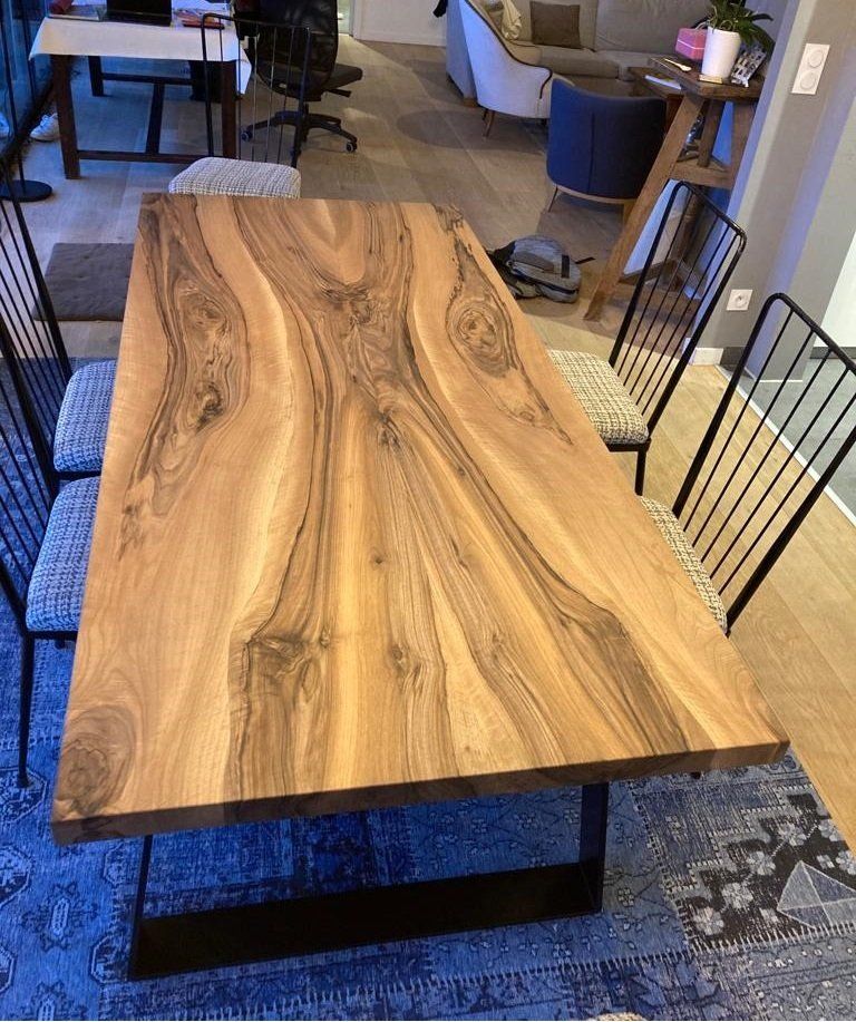 Table en noyer ébéniste