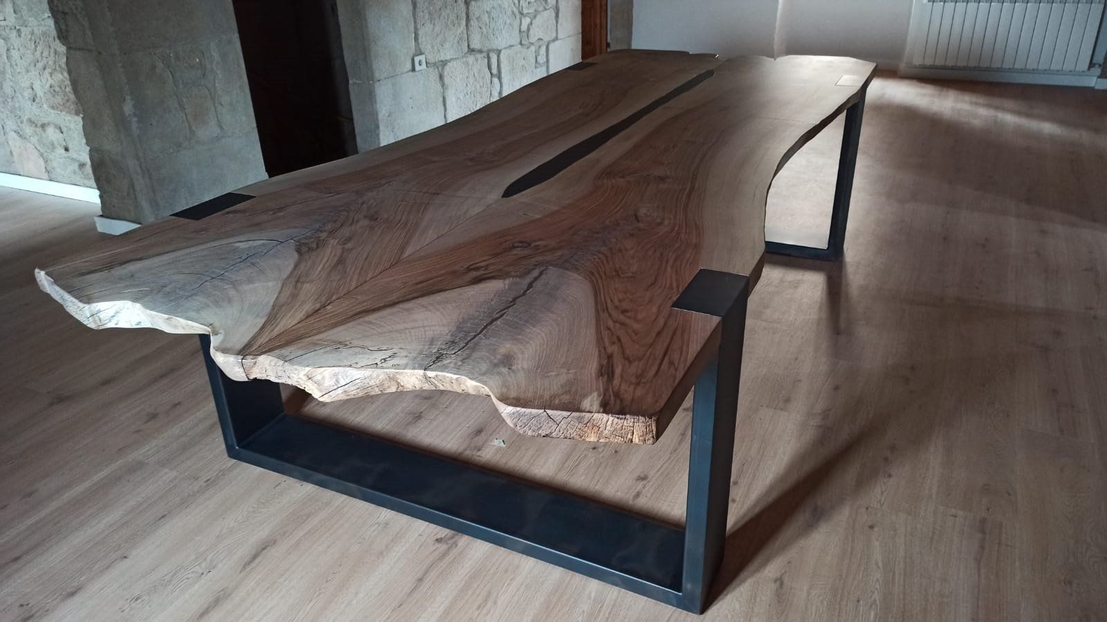 Découvrir aussi nos tables en noyer massif