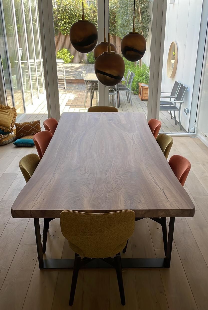 Table en orme massif. Suspensions au dessus pour une décoration totalement personnalisée.