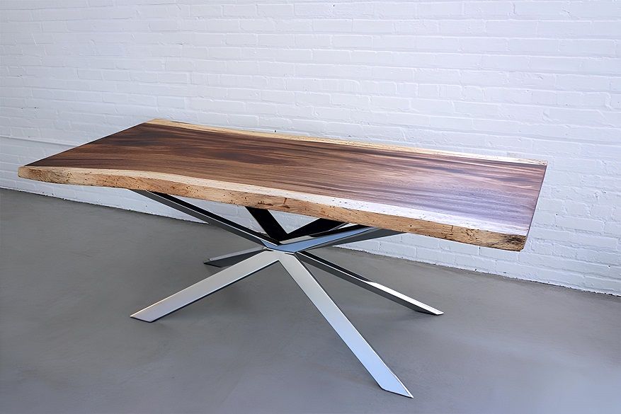 Table de réunion rectangulaire en bois massif fabriquée sur mesure dans une salle de conférence