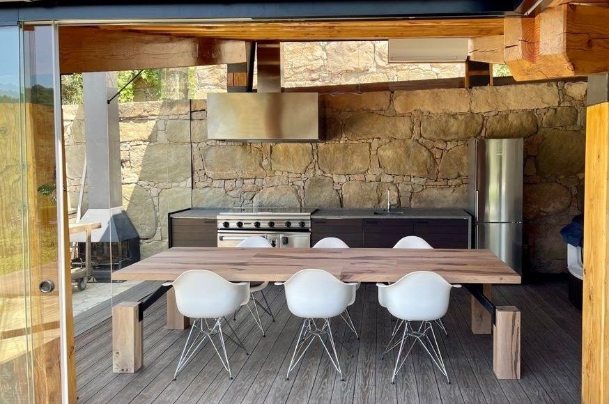 Table hors norme pour extérieur avec pied bois et métal. Alliance de matériaux au style industriel.