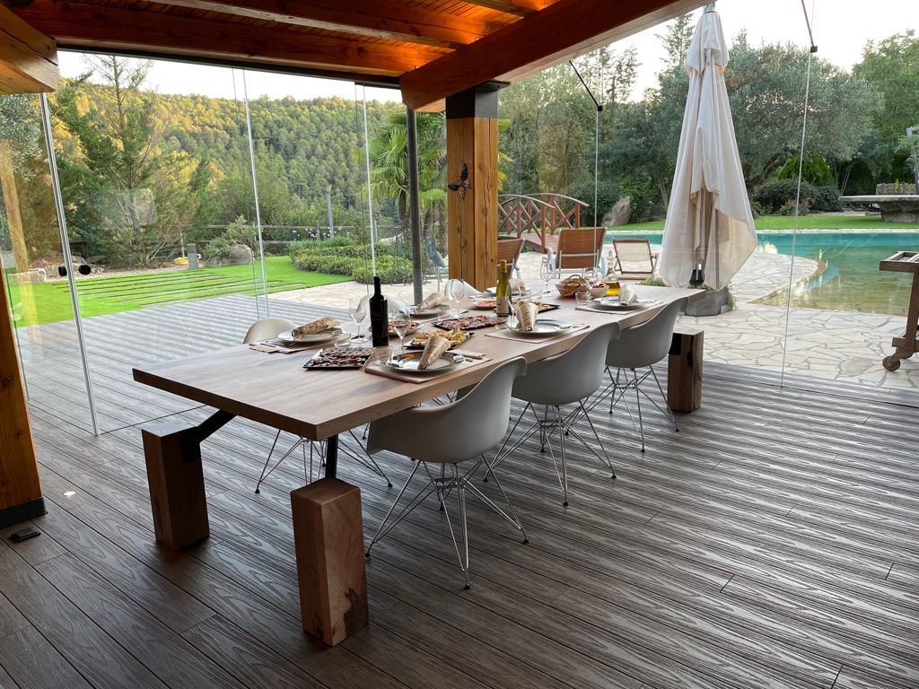 Table extérieure avec pieds en bois