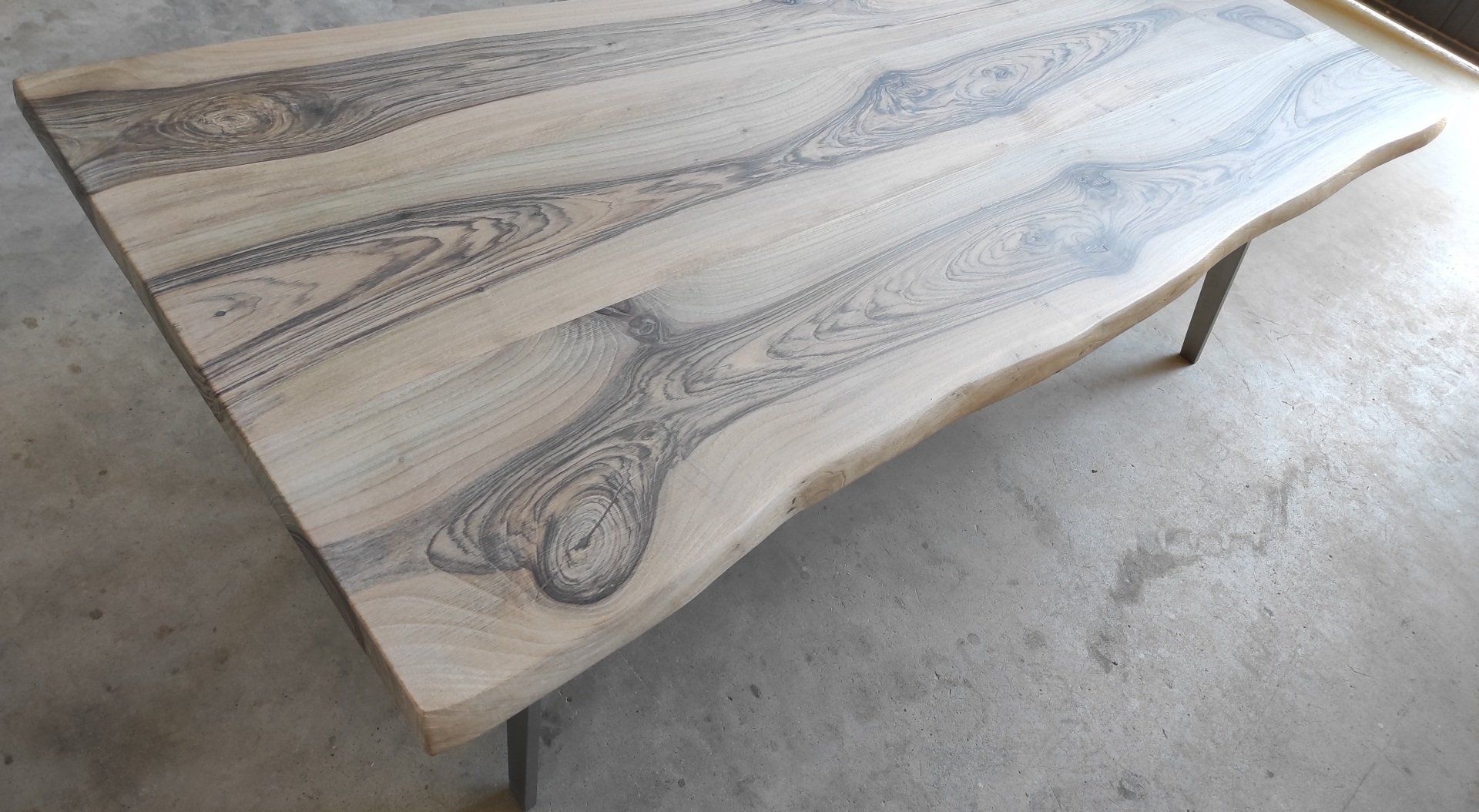 Table en noyer claire