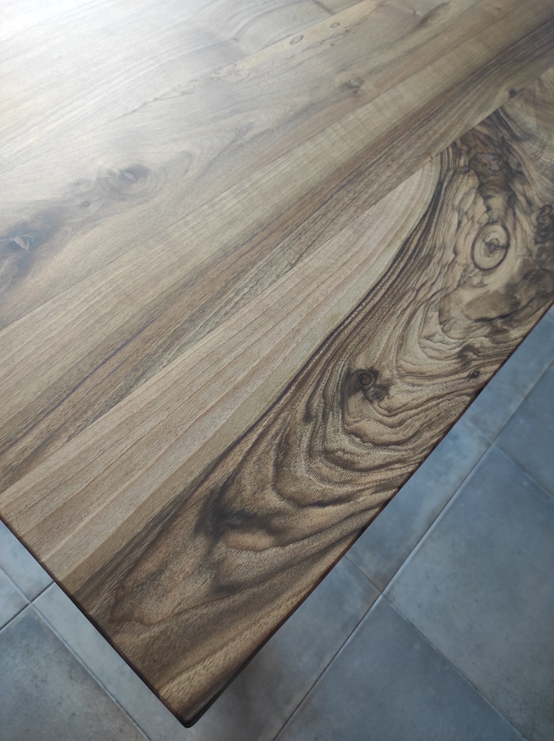 Table en noyer noir live edge