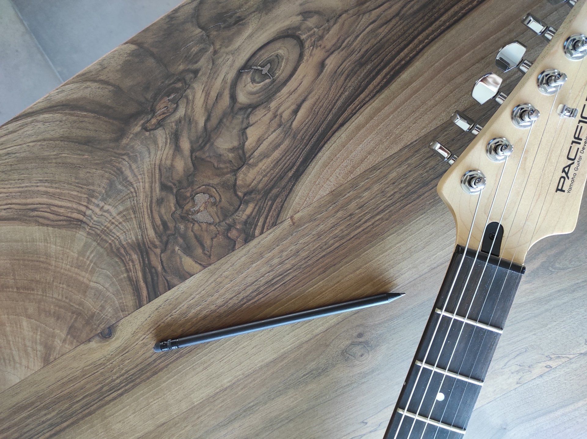 Table en noyer noir live edge