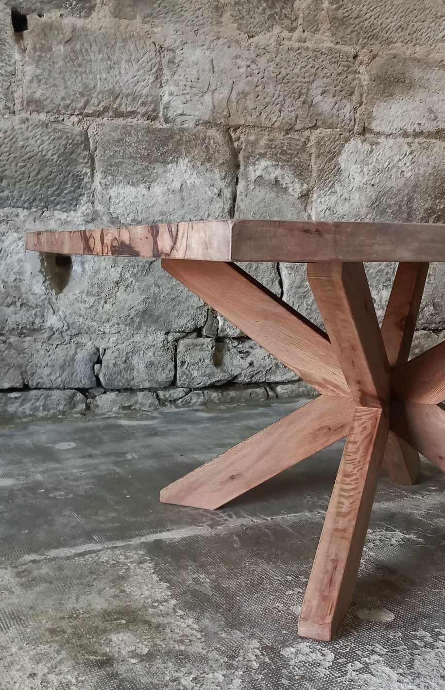 Table avec son pied bois central en croix