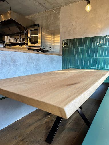 Table résistante en bois