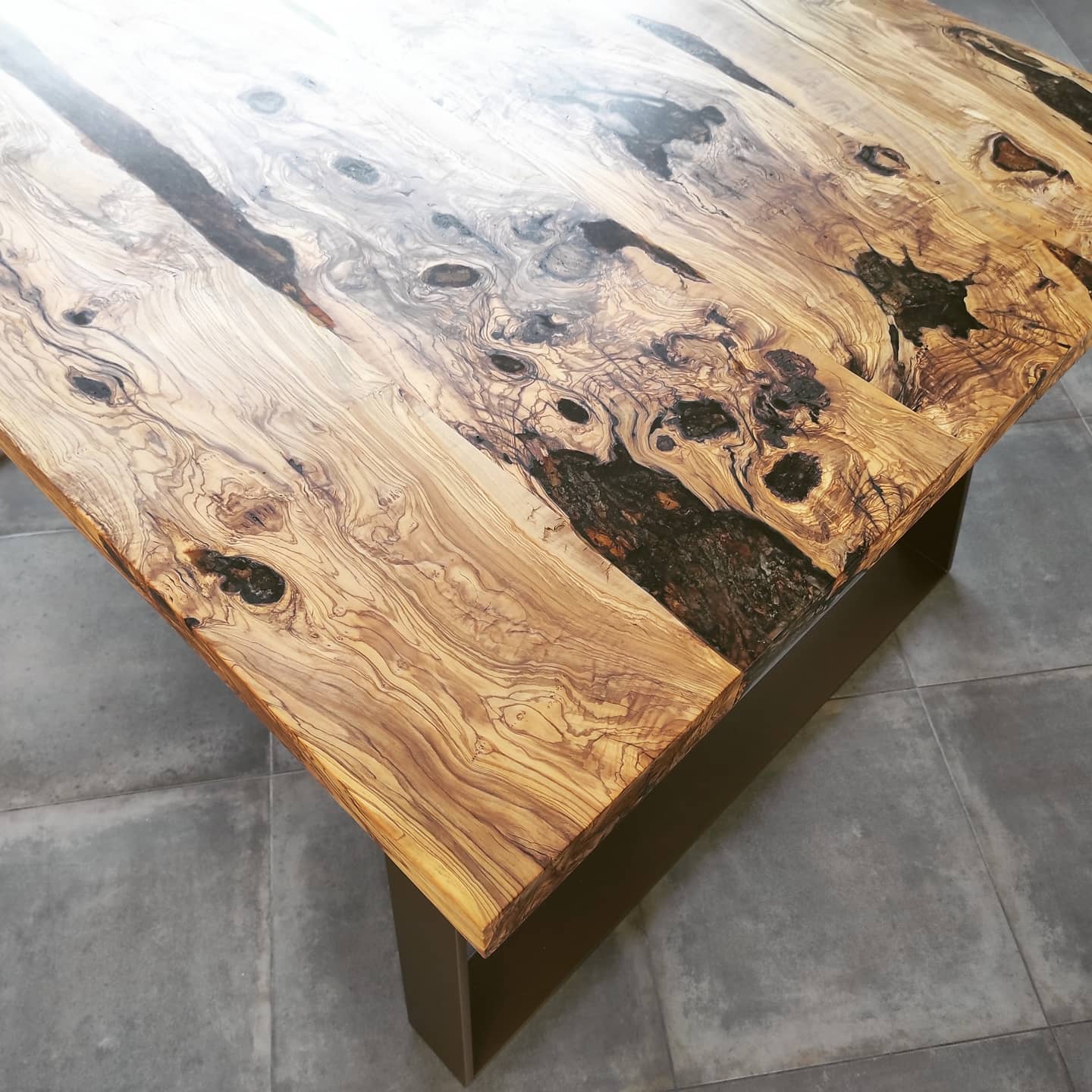 Plateau de table carré en bois. En bois d'olivier massif.