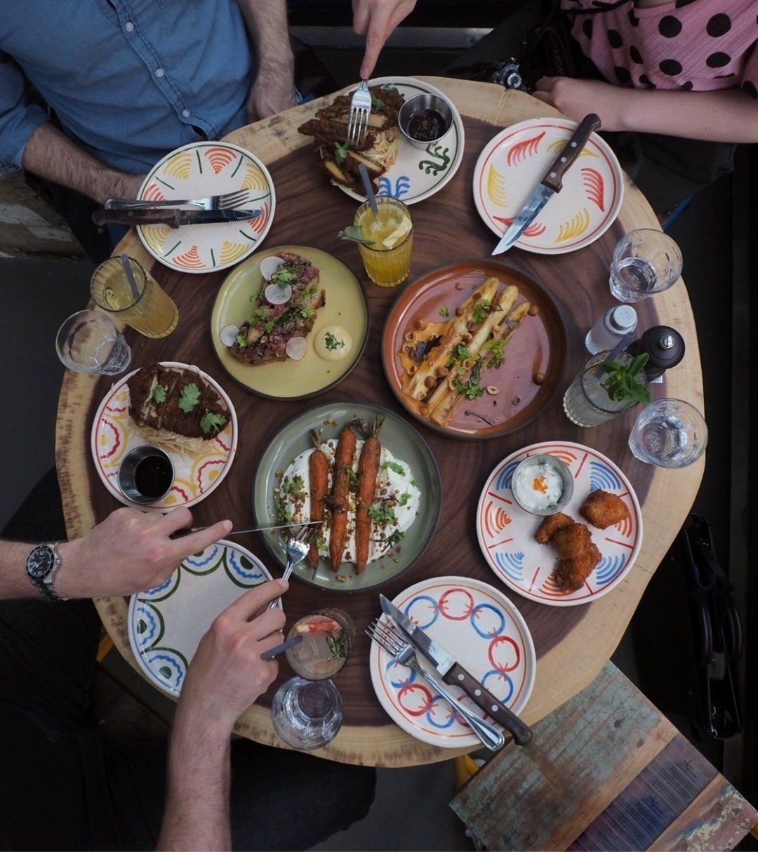 Table ronde tranche d'arbre en suar. Idéal pour décorer votre restaurant.