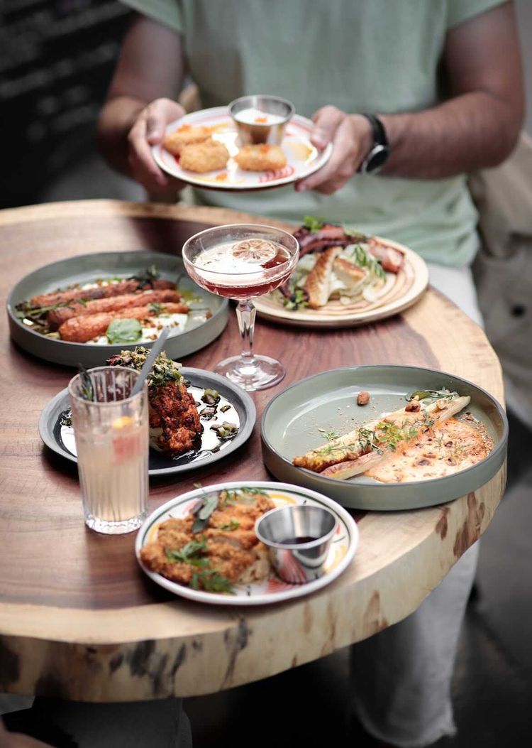 Table tranche d'arbre en suar, photo prise dans un restaurant à Paris