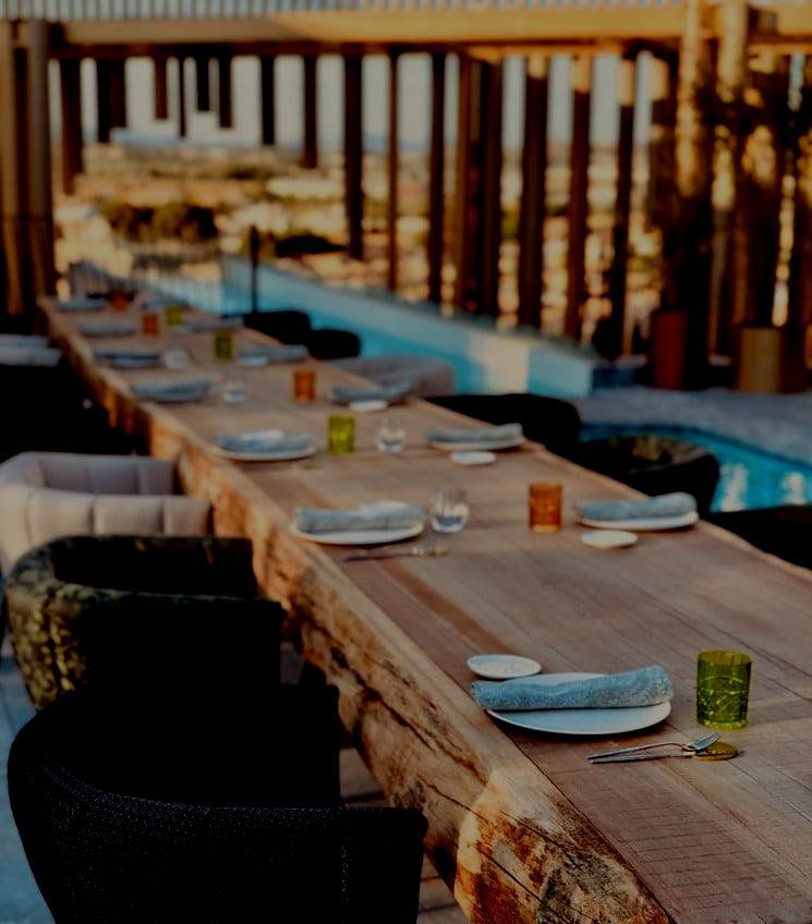 Tables en bois massif pour extérieur et salons de jardin. Sur mesure. Essences exotiques résistantes.