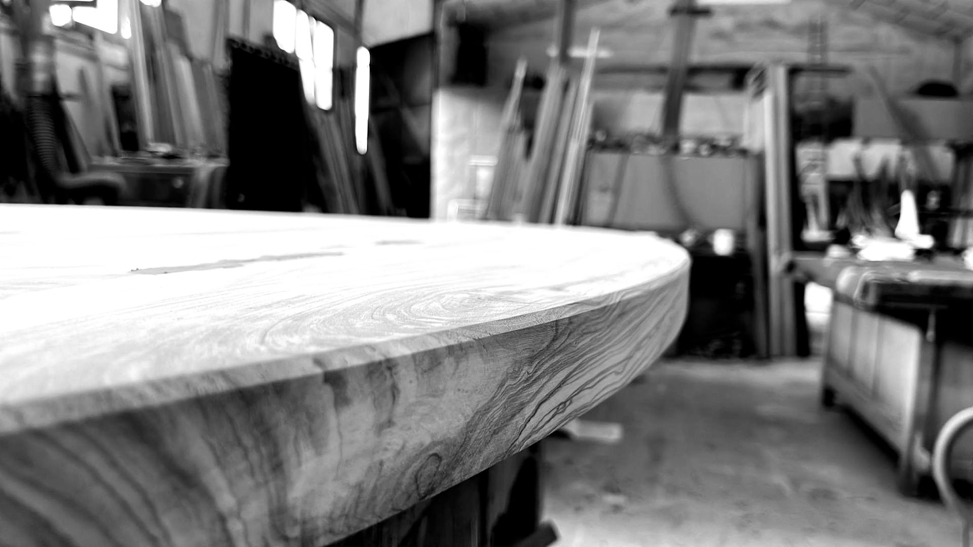 Table ovale en olivier massif, fait main