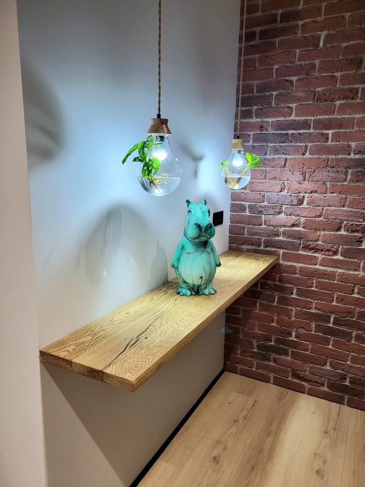 Jolie tablette sur mesure en bois massif à suspendre