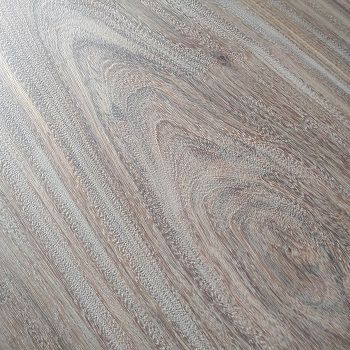 Vue du bois de tali, connu pour sa dureté en construction de meubles extérieurs très résistants