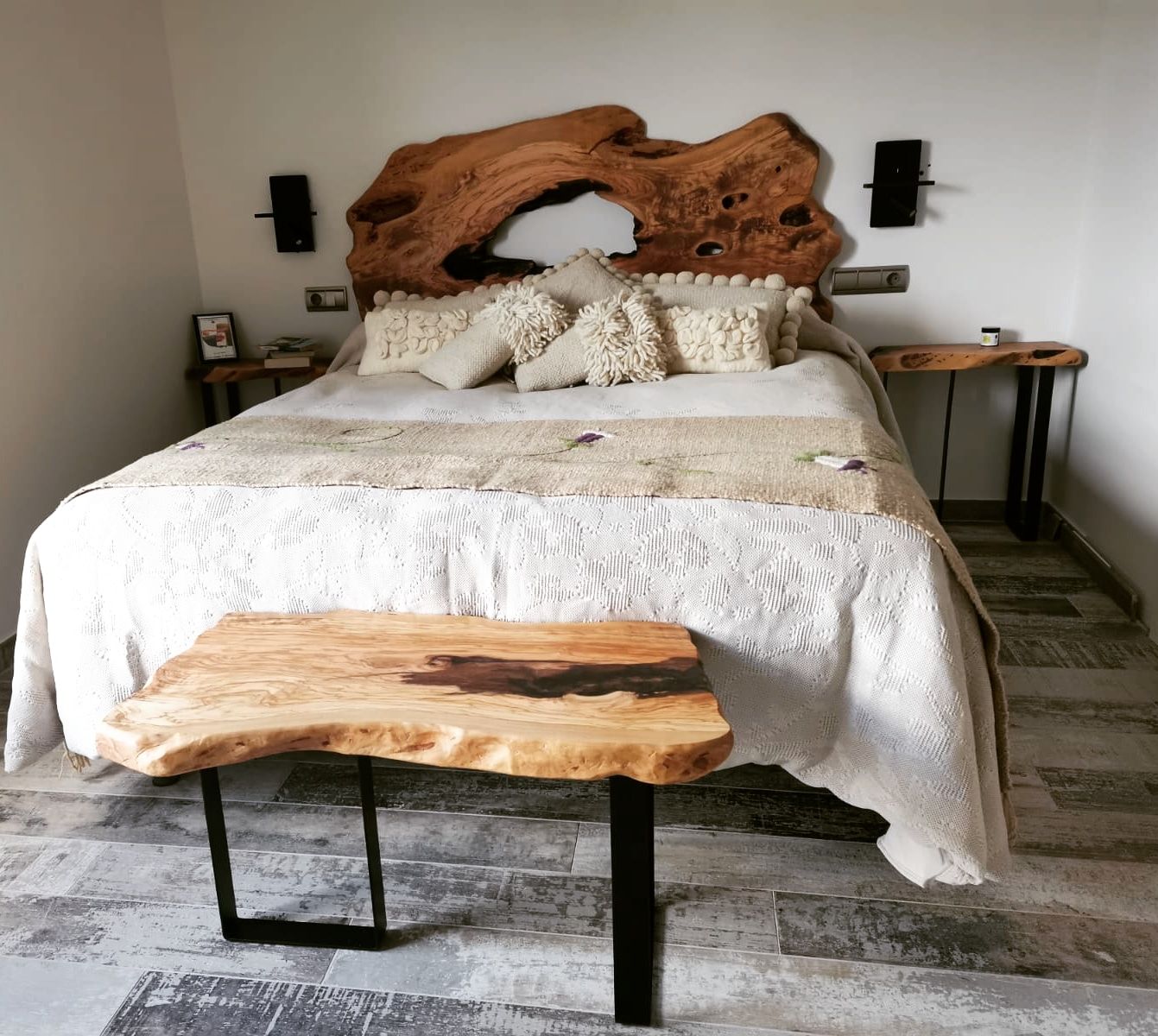 Belle planche pour tête de lit en bois brut