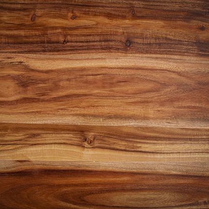 Texture de l'acacia, bois dur souvent utilisé pour le mobilier de jardin et d'intérieur