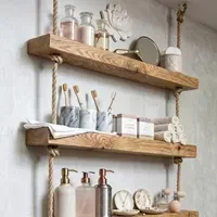 Étagères tablettes suspendues en bois massif à l'aide de corde. Ambiance bohème chic